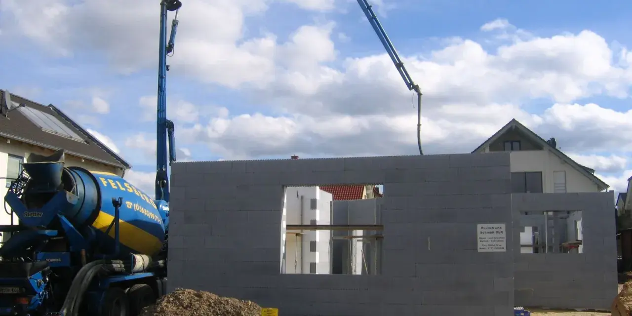 Betonowanie ścian z bloczków z betonu komórkowego. Wiele pozytywnych izodom opinie potwierdza jakość materiałów.