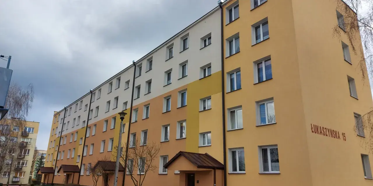 Blok mieszkalny przy ul. Łukaszyńskiej 15. Chcesz wiedzieć, jak napisać pismo do spółdzielni mieszkaniowej o remont?