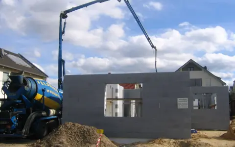 Betonowanie ścian z bloczków z betonu komórkowego. Wiele pozytywnych izodom opinie potwierdza jakość materiałów.
