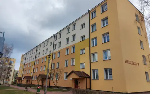 Blok mieszkalny przy ul. Łukaszyńskiej 15. Chcesz wiedzieć, jak napisać pismo do spółdzielni mieszkaniowej o remont?