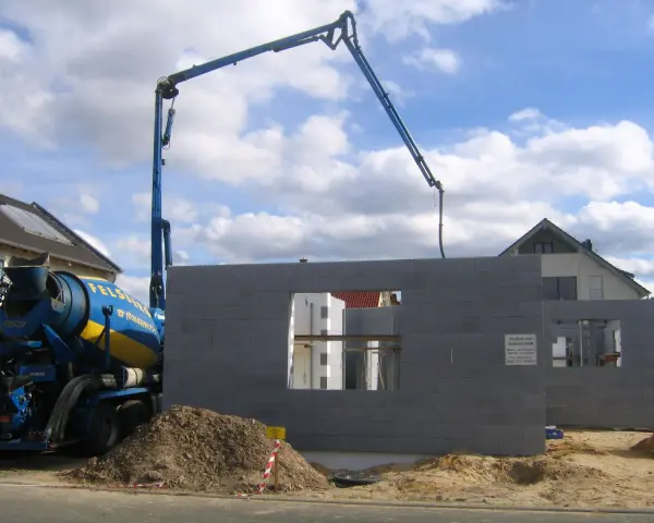 Betonowanie ścian z bloczków z betonu komórkowego. Wiele pozytywnych izodom opinie potwierdza jakość materiałów.