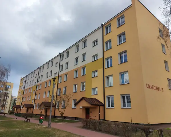 Blok mieszkalny przy ul. Łukaszyńskiej 15. Chcesz wiedzieć, jak napisać pismo do spółdzielni mieszkaniowej o remont?