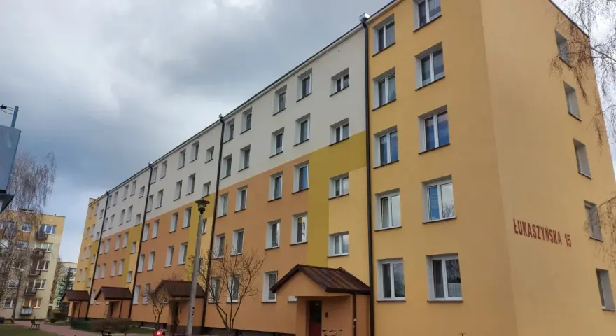 Blok mieszkalny przy ul. Łukaszyńskiej 15. Chcesz wiedzieć, jak napisać pismo do spółdzielni mieszkaniowej o remont?